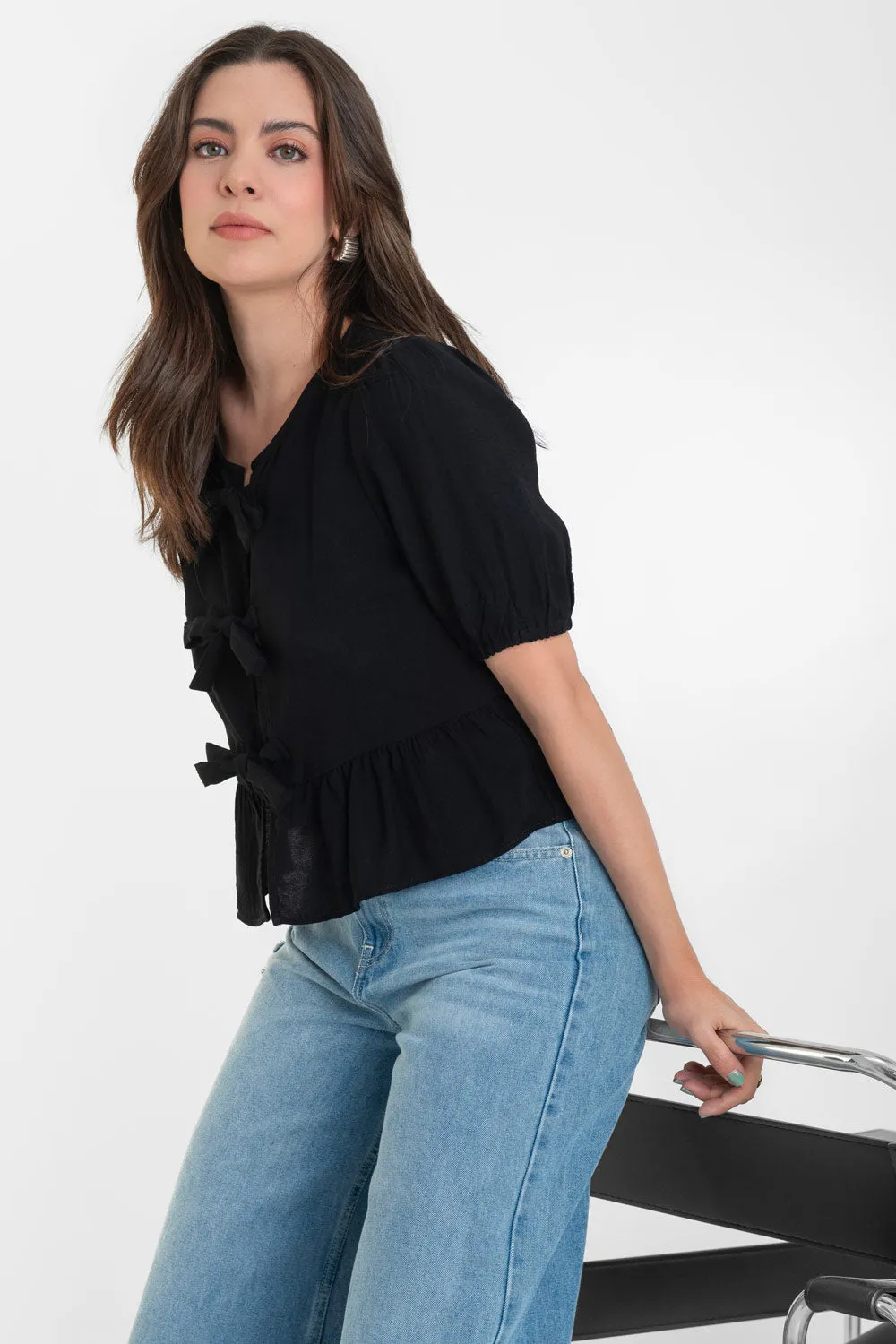 Blusa de cuello redondo con lazos peplum olanes