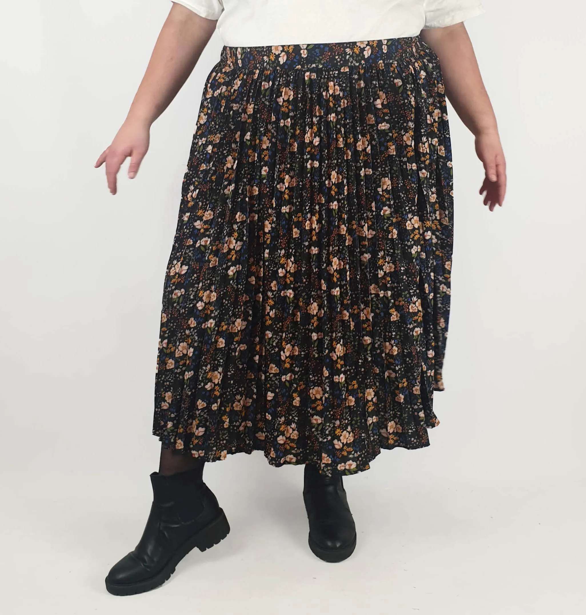 Kholo black pleated floral skirt size K5