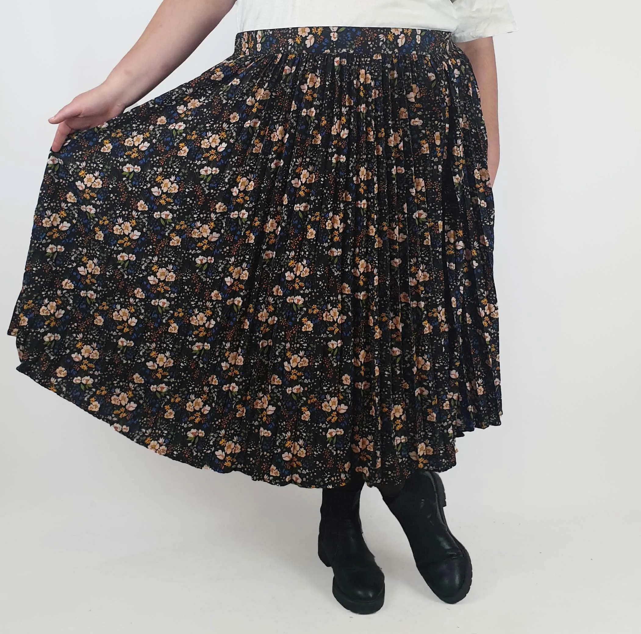 Kholo black pleated floral skirt size K5