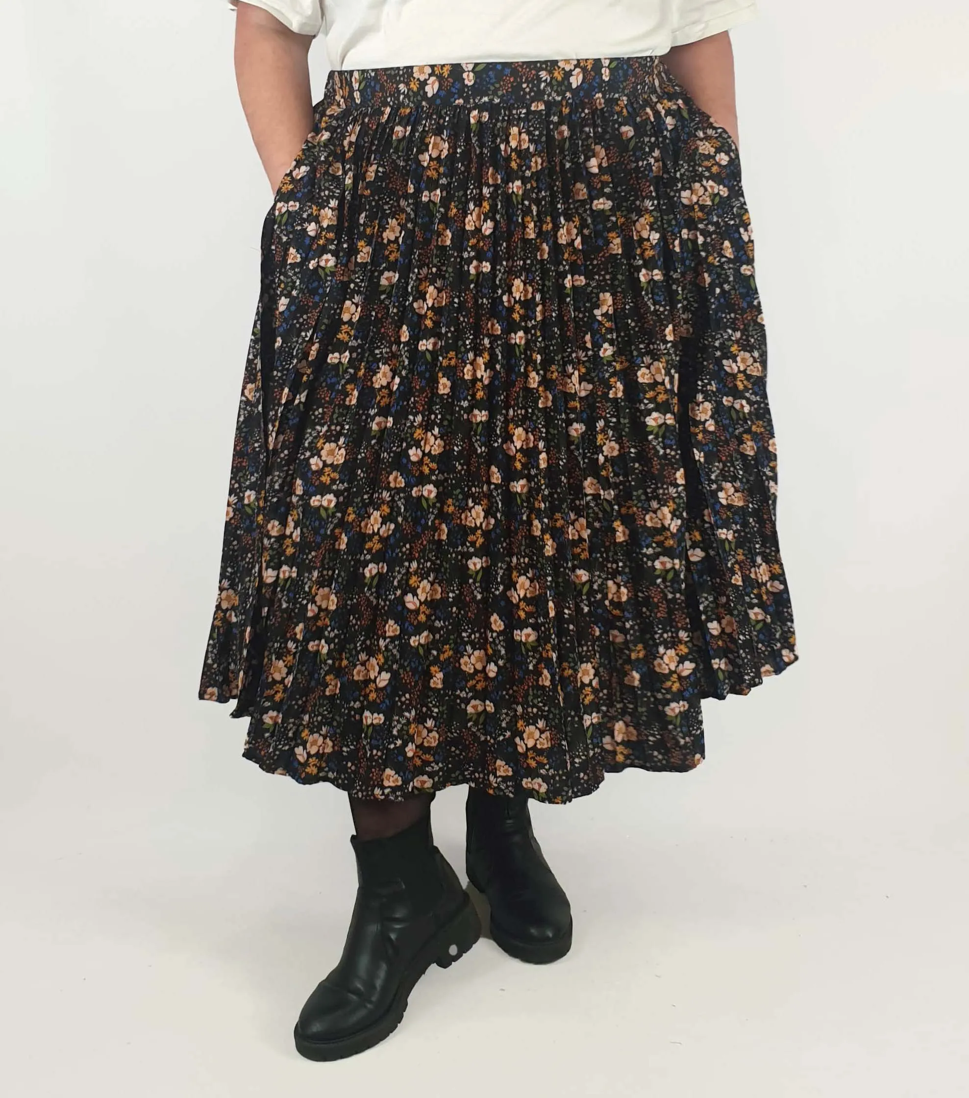 Kholo black pleated floral skirt size K5