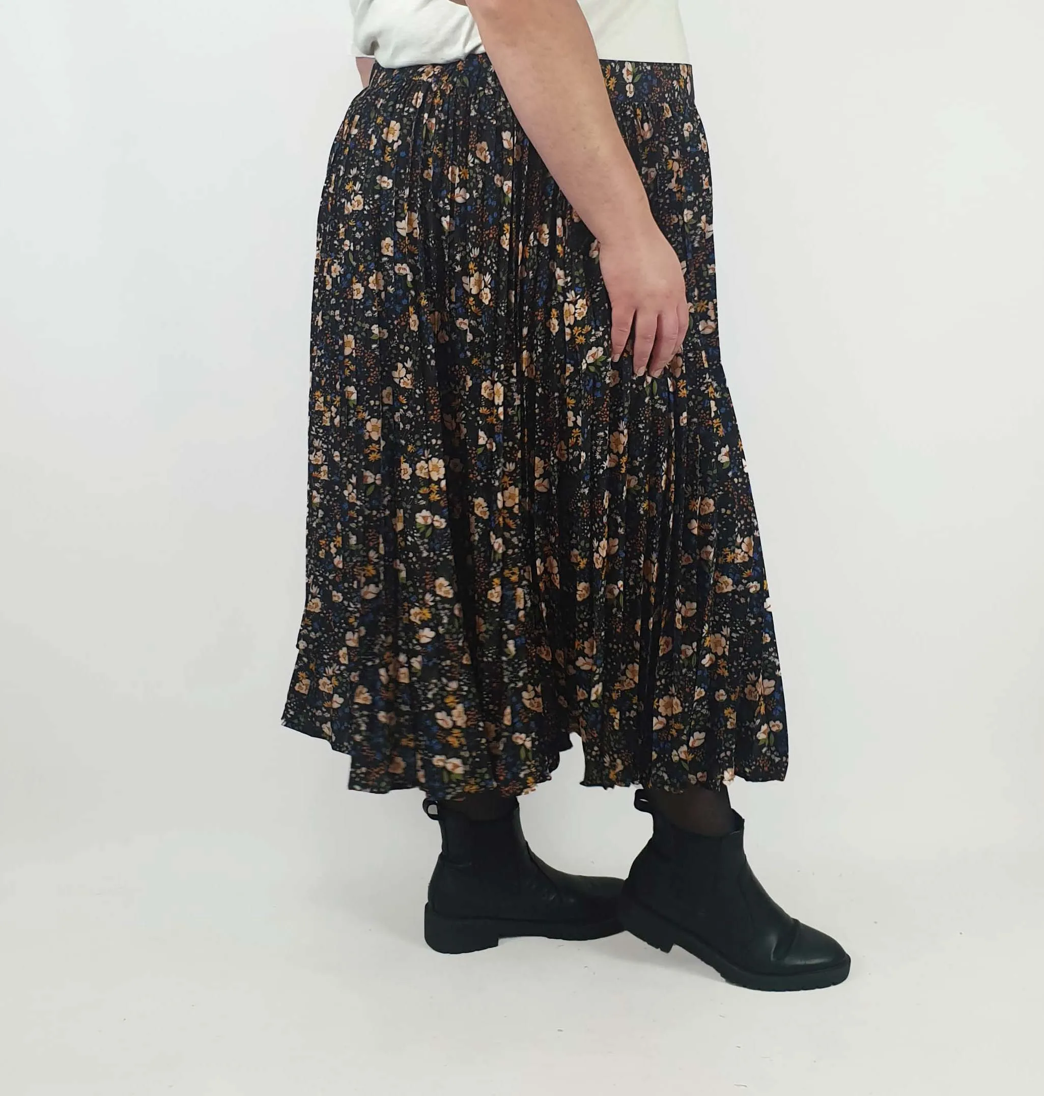 Kholo black pleated floral skirt size K5