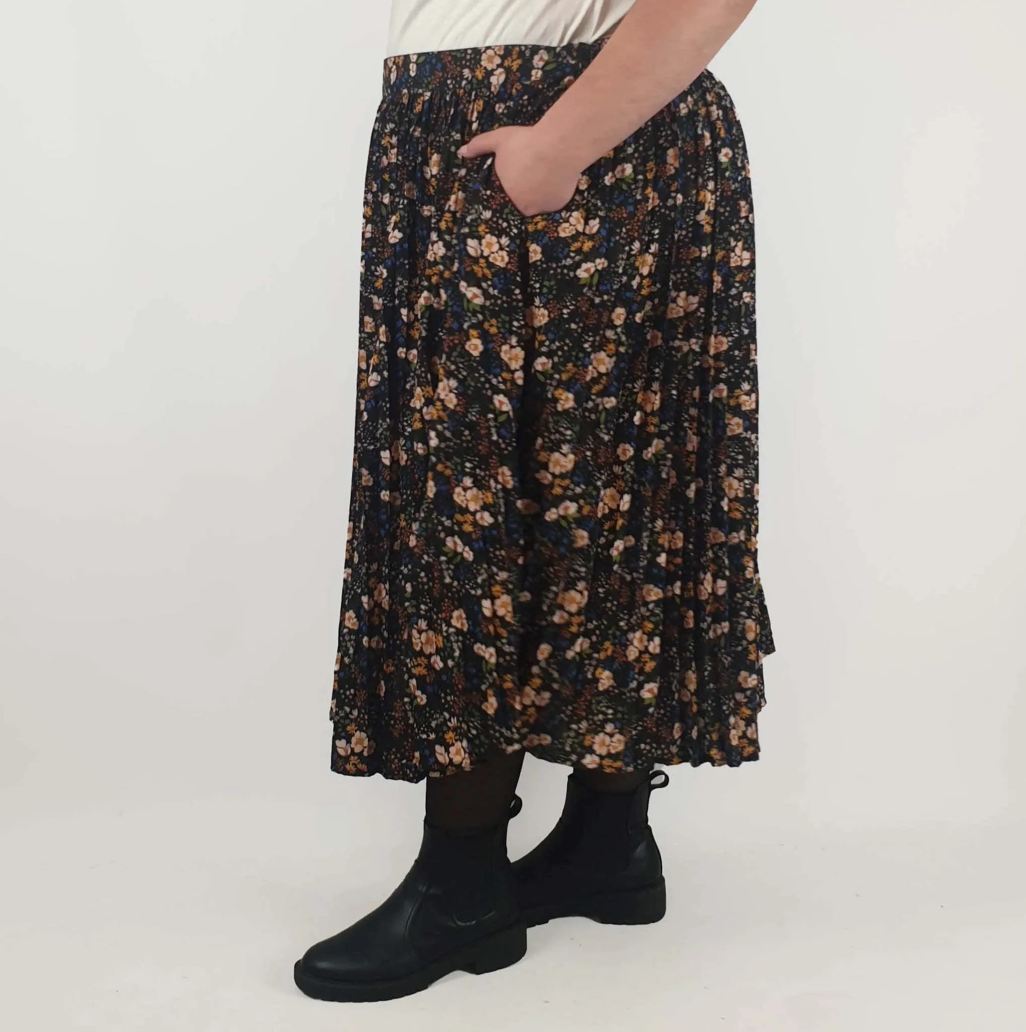 Kholo black pleated floral skirt size K5