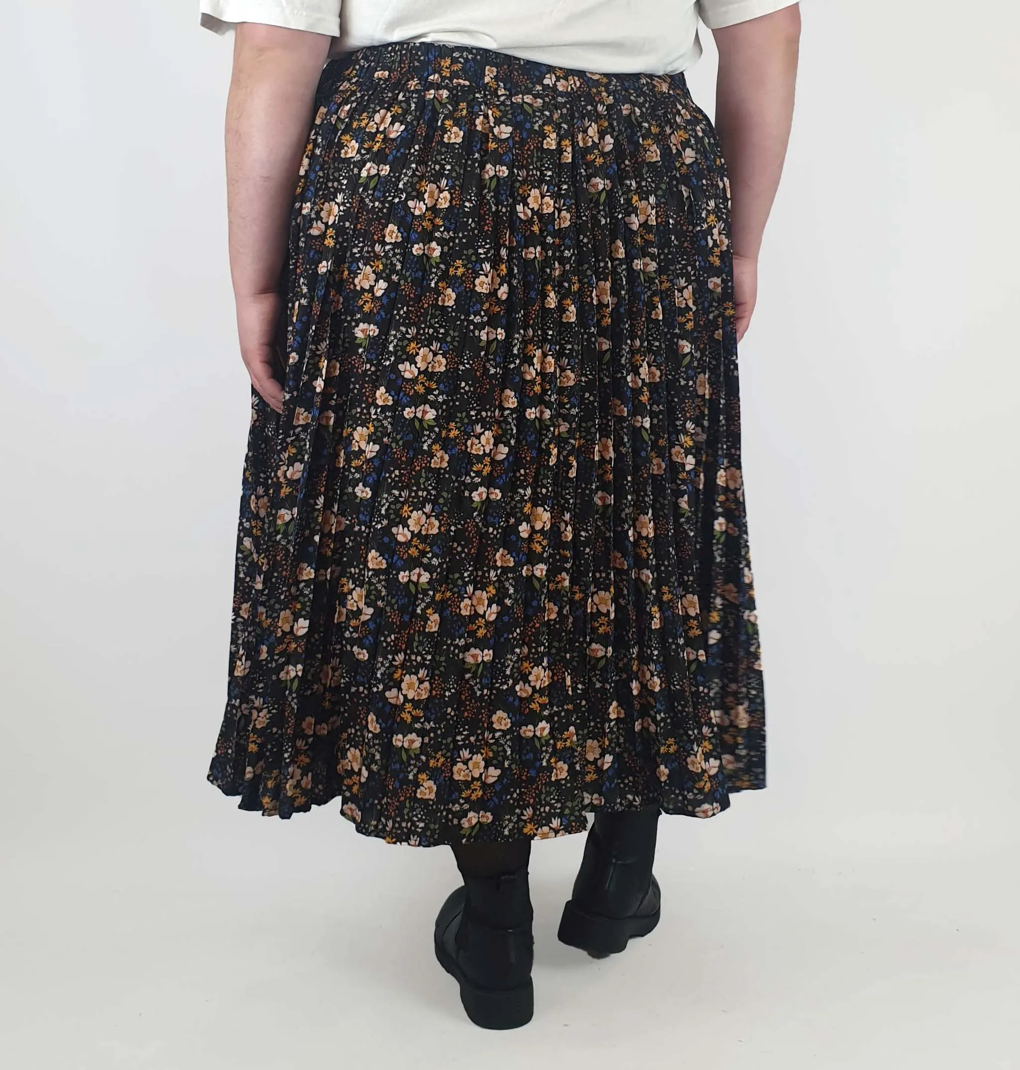Kholo black pleated floral skirt size K5