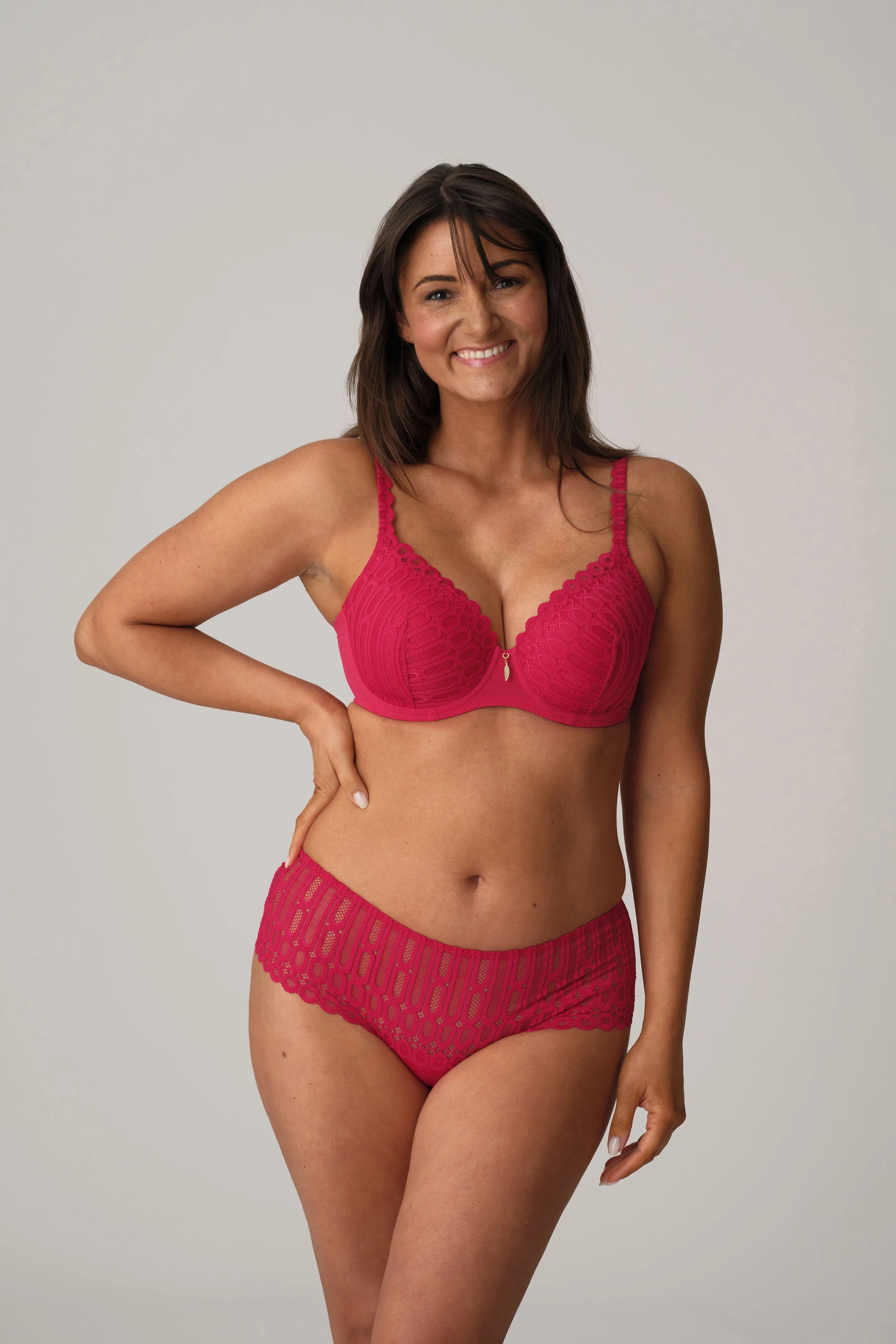 Los Ayala Hotpants In Sangria - Prima Donna Twist