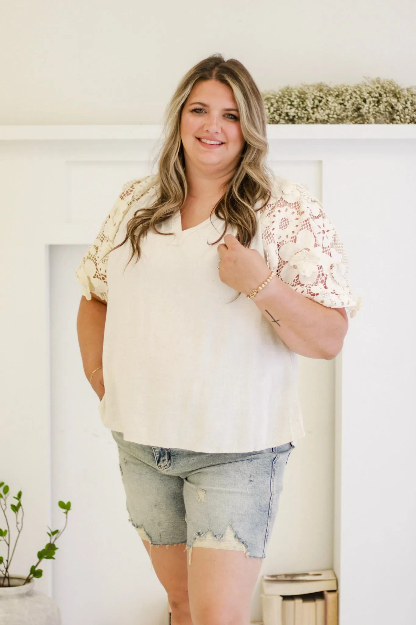 Petals & Lace 3D Floral Lace Sleeves Top in Oatmeal
