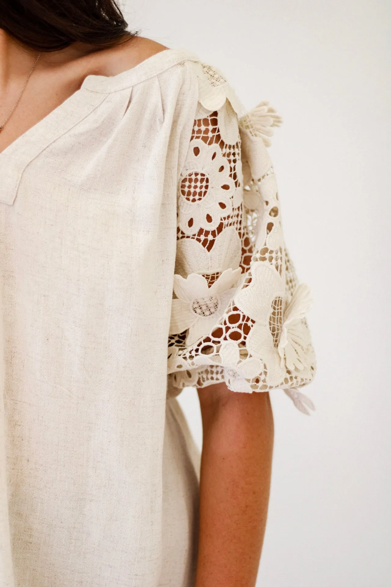Petals & Lace 3D Floral Lace Sleeves Top in Oatmeal