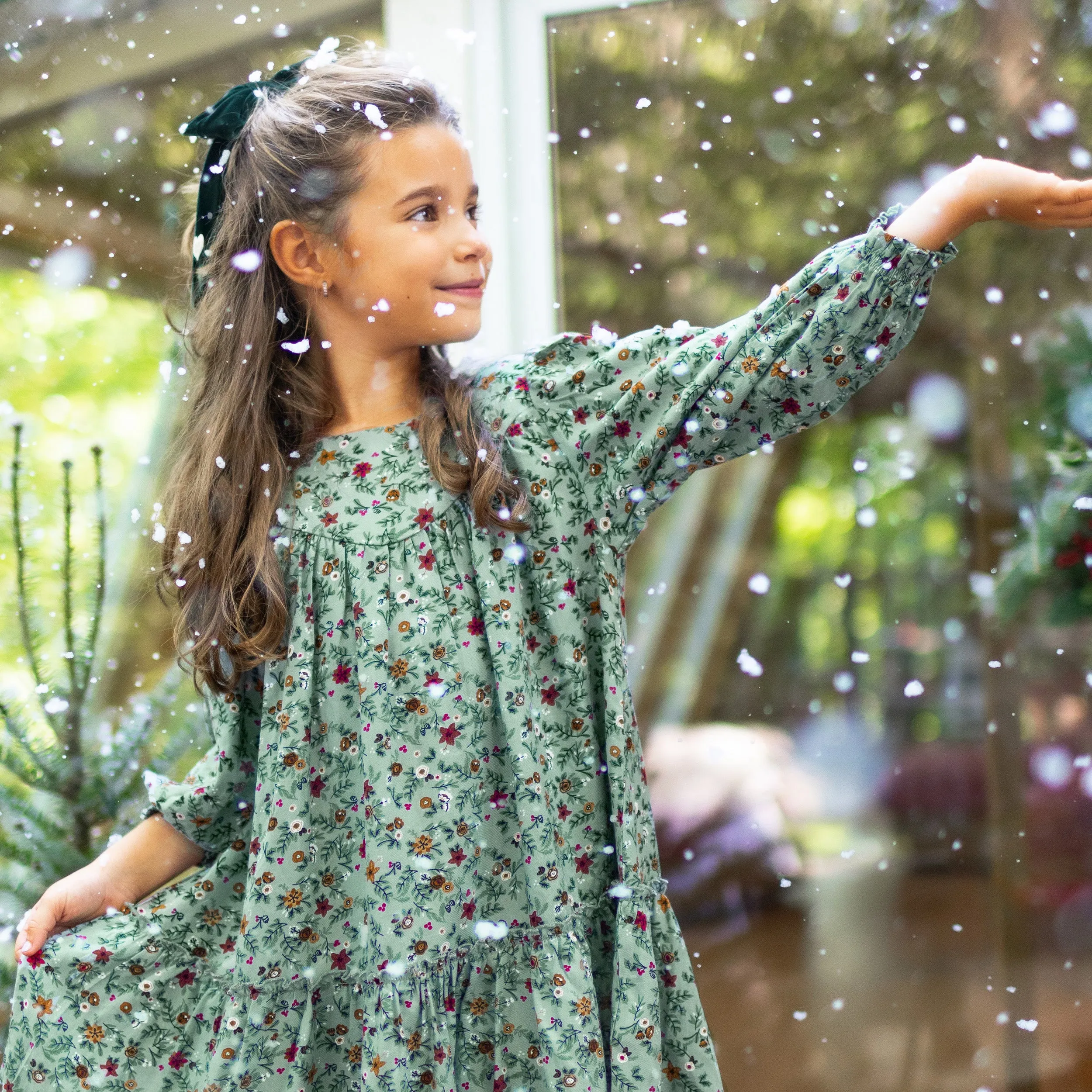 Robe verte à manches longues à motif fleuri en viscose, enfant || Green long sleeves dress with floral pattern in viscose, child