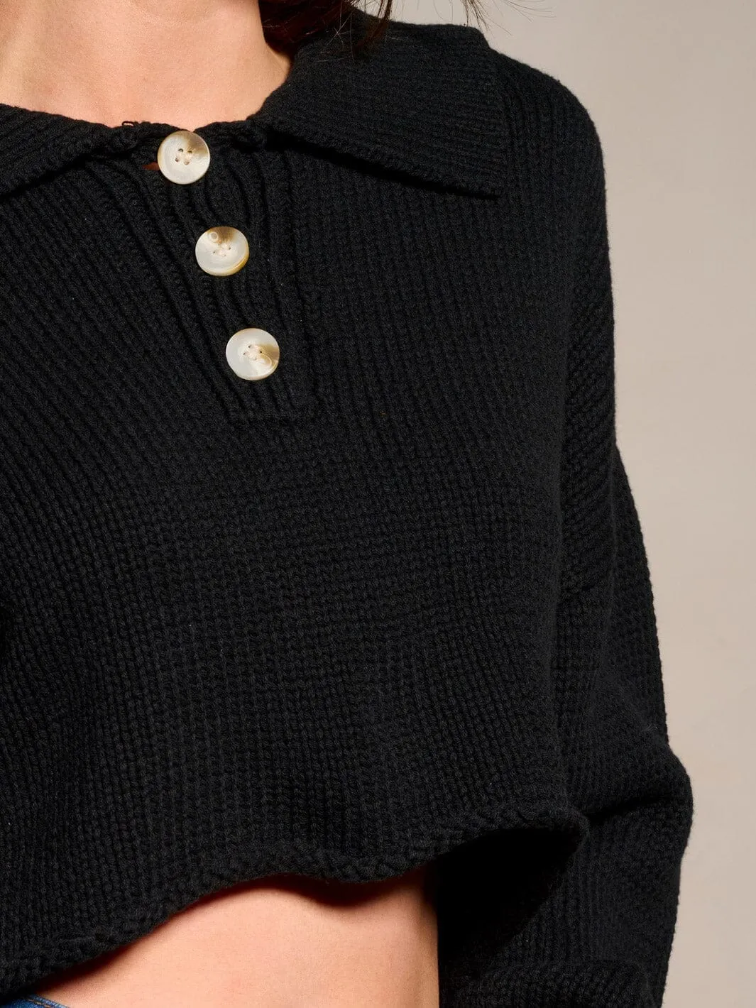 WOMEN'S LONG SLEEVE BUTTONS DETAILED CROP SWEATER