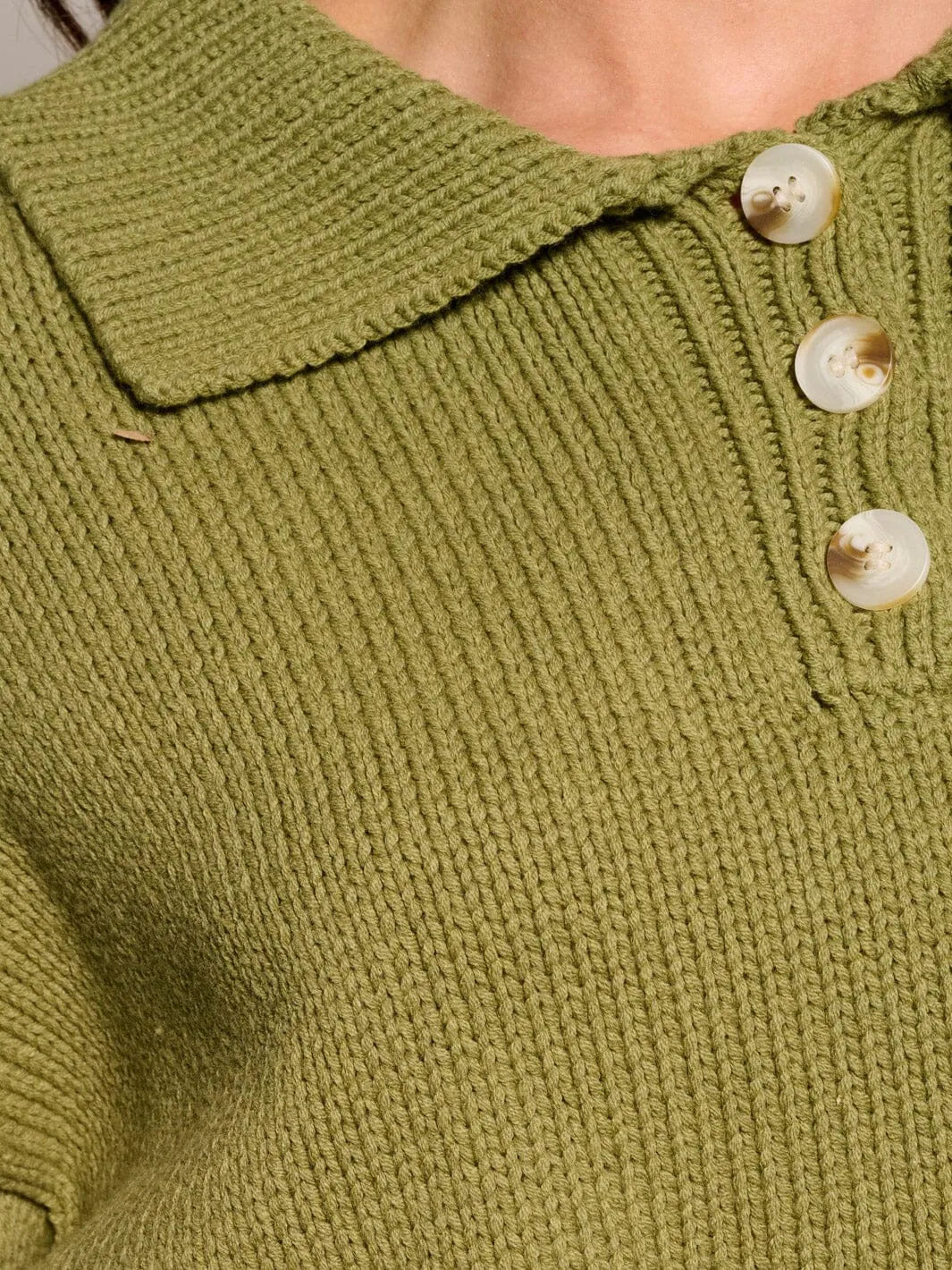 WOMEN'S LONG SLEEVE BUTTONS DETAILED CROP SWEATER